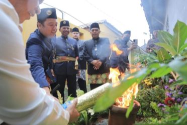 Wali Kota Tangerang saat mengambil sumber api dari Kawasan Masjid Kali Pasir, Kota Tangerang. (Ist)