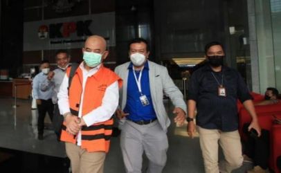 Mantan Wali Kota Bekasi Rahmat Effendi saat digiring menuju mobil tahanan. (Ist)