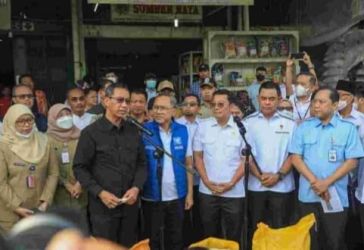 Mendag Zulkifli Hasan (rompi biru) bersama Pj Gubernur DKI Heru Budi Hartono (baju hitam) ketika sidak di Pasar Induk Cipinang. (Ist)