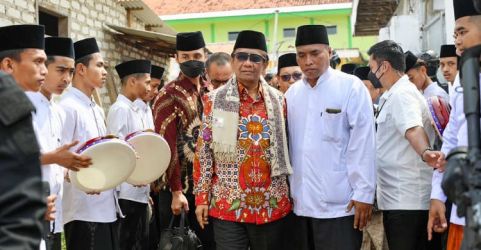 Menko Polhukam Mahfud MD saat berkunjung ke Pesantren Al Mardliyyah. (Ist)