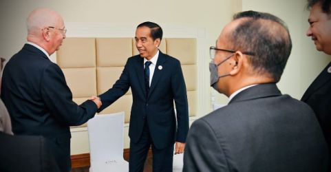 Presiden Jokowi saat bertemu Chairman WEF Profesor Klaus Scwab di Kamboja. Foto : Istimewa