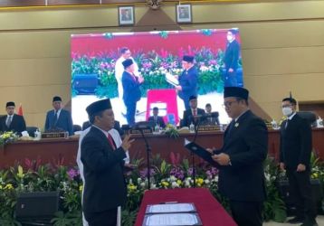 Ketua DPRD Tangsel Abdul Rasyid (kanan) melantik Darmawan Lase (kiri) sebagai Anggota DPRD Tangsel dari Fraksi PDIP. Foto : Istimewa