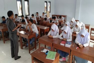 Guru saat mengajar di kelas. (Ist)