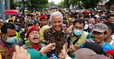 Ganjar Pranowo jadi idola peserta ketika hadir di acara Muktamar Muhammadiyah ke-48 di Stadion Manahan, Solo, Jawa Tengah. (Ist)