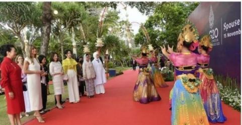 Ibu Negara Iriana (no 2 dari kiri) bersama para Istri Kepala Negara yang ikut dalam G20 sedang melihat tari tradisional Bali di Sofitel Bali, Nusa Dua. Foto ; Setpres
