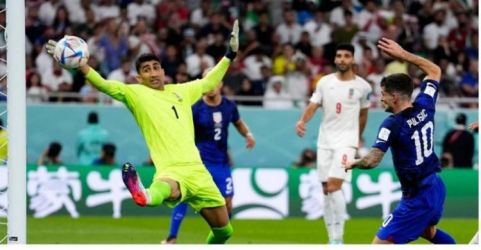 Aksi penyerang Amerika Serikat Christian Pulisic saat membobol gawang Iran. (Ist)