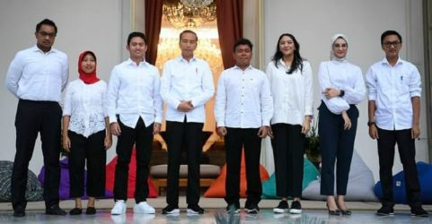 Presiden Jokowi dan para staf khusus milenial. (Ist)