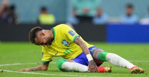 Neymar mengerang kesakitan membela Brazil melawan Serbi. (Ist)