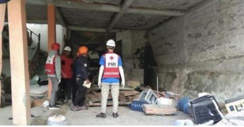 Anggota PMI bersama relawan bahu membahu membantu warga yang terdampak gempa di Cianjur. (Ist)