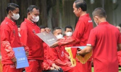 Presiden Jokowi memberikan bonus kepada para atlet ASEAN Paragames di Istana Merdeka. (Foto : Setpres)