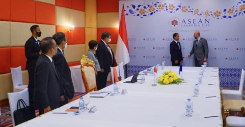 Presiden Jokowi saat bertemu Presiden Dewan Eropa Charles Michel di Kamboja. Foto : Istimewa