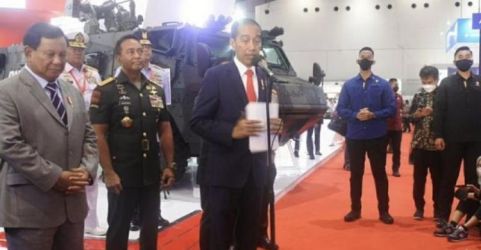 Presiden Jokowi didampingi Menhan Prabowo Subianto dan Panglima TNI Jenderal Andika Perkasa saat meninjau pameran Indo Defence 2022 Expo & Forum. Foto : Setpres