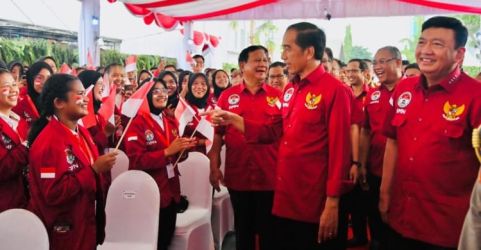 Presiden Jokowi didampingi Kepala BIN Budi Gunawan (kanan) dan Menteri Pertahanan Prabowo Subianto (no 4 dari kanan) saat meresmikan Asrama Mahasiswa Nusantara di Surabaya. (Foto : Setpres)
