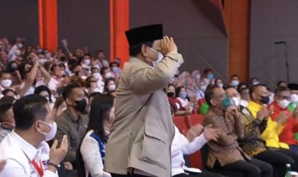Ketum Gerindra Prabowo Subianto memberi hormat kepada Presiden Jokowi pada acara HUT Perindo. Foto : Istimewa