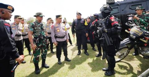 Kapolri Jenderal Listyo Sigit Prabowo bersama Panglima TNI Jenderal Andika Perkasa saat meninjau gelar pasukan pengamanan G20 di Bali. (Ist)