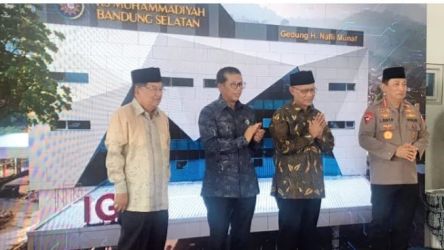 Mantan Wapres Jusuf Kalla (kiri) pengusaha Yendra Fahmi (no 2 dari kiri) Ketua Umum Muhamadiyah  Prof Haeder Nashir (no 2 dari kanan) dan Kapolri Jenderal Listyo Sigit Pramono pada peresmian RSMBS di Bandung, Jawa Barat. (Foto : RM)