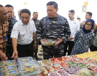 KASAL Laksamana TNI Yudo Margono didampingi Pj Gubernur Banten Al Muktabar dan Bupati Lebak Iti Jayabaya saat meninjau stand UMKM dari masyarakat Bojongmanik. Foto : Istimewa