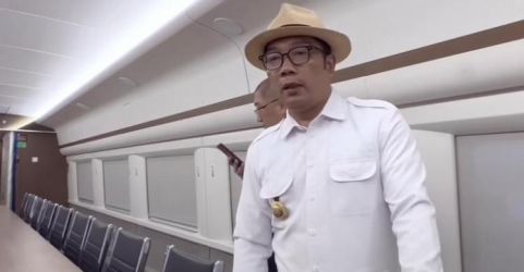 Gubernur Jawa Barat Ridwan Kamil berada di Gerbong Kereta Cepat Jakarta Bandung saat uji coba. (Ist)