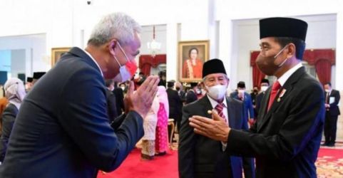 Gubernur Jawa Tengah Ganjar Pranowo bertemu Presiden Jokowi saat berada di Istana Merdeka dalam rangka acara penganugerahan gelar pahlawan nasional. (Foto :Setpres)