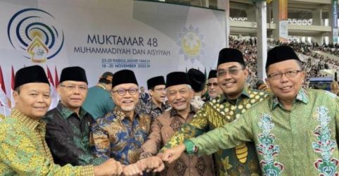 Ketum PAN Zulkifli Hasan (no 3 dari kiri) pada acara Muktamar Muhammadiyah ke-48 di Surakarta, Jawa Tengah. (Ist)