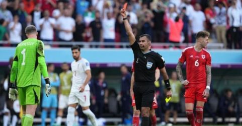 Kiper Wales diganjar wasit dengan kartu merah. (Ist)