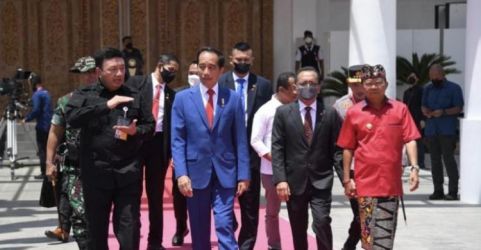 Presiden Jokowi saat meninggalkan Bandara International Ngurah Rai Bali bertolak ke Thailand. (Foto : Setpres)
