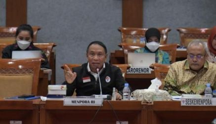 Menpora Zainudin Amali saat rapat di DPR. (Ist)