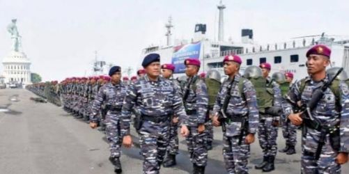 KSAL Laksamana Yudo Margono saat memeriksa pasukan TNI AL. (Ist)