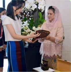 Ibu Negara Iriana memberikan cenderamata  kepada Ibu Negara Korea Selatan Madam Kim Keon-hee. (Foto : Setpres)