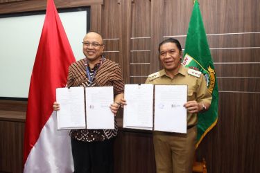 Pj Gubernur Banten Al Muktabar saat melakukan penandatanganan kerjasama dengan DJP Banten. Foto : Humas Pemprov Banten