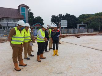 Wakil Wali Kota Tangsel, Pilar Saga Ichsan saat meninjau proyek pembangunan alun-alun di Pamulang, Tangsel. Foto : Istimewa
