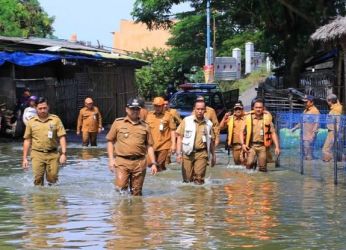 Walikota Tangerang Arief R Wismansyah saat mengunjungi lokasi terdampak banjir. Foto : Istimewa