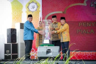 Pj Gubernur Al Muktabar (kanan) saat membuka MTQ XIX Banten di Anyer, Kabupaten Serang. (Foto : Humas Pemprov)