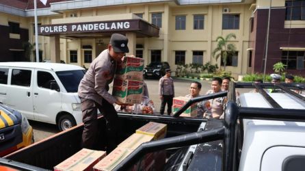 Aparat Polres Pandeglang sedang mengumpulkan bantuan untuk disalurkan kepada korban gempa Cianjur. (Foto : Humas Polda Banten)