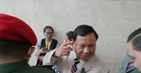 Ketua Umum Gerindra Prabowo Subiantoro saat menunjukan rambut putih nya kepada wartawan di Komplek DPR. (Ist)