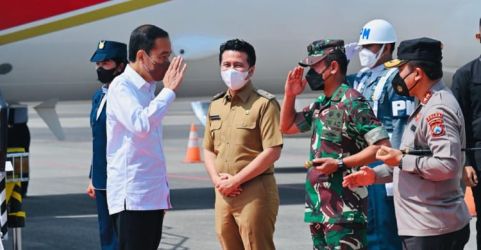 Presiden Jokowi saat tiba di Bandara Juanda disambut Wakik Gubernur Jatim Emil Dardak. (Ist)