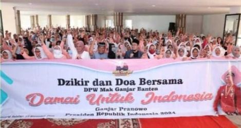 Relawan Mak Ganjar gekar zikir dan doa di Pasar Gintung, Ciputat. Foto : Istimewa