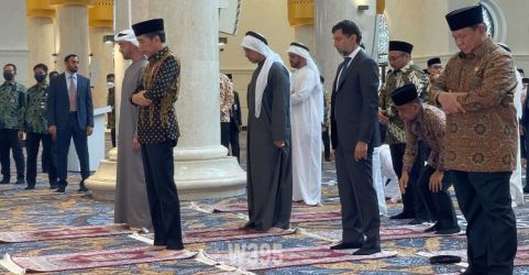 Presiden Jokowi bersama Presiden Uni Emirat Arab Sheikh Mohamed bin Zayed (MBZ) bersama Menhan Probowo Subianto saat melakukan salat di Masjid Raya Sheikh Zayed di Solo, Jawa Tengah. Foto : Setpres