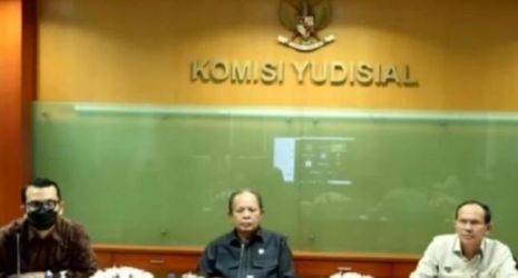 Wakil Ketua KY M Taufiq HZ (tengah) saat memberikan keterangan pers. (Ist)