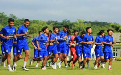 Pemain Arema FC saat menjalani latihan fisik. Foto : Istimewa