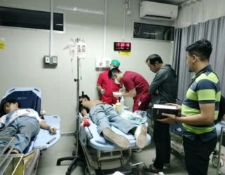 Pelajar yang terluka akibat tawuran di Jalan Raya Serang sedang mendapatkan perawatan medis. (Ist)