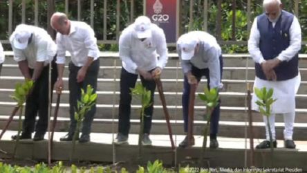 Para Kepala Negara peserta KTT G20 saat menanam pohon di Taman Hutan Raya Ngurah Rai, Bali. (Ist)