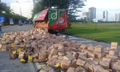 Minyak goreng berhamburan di Jalan Jalur Sutera, Pinang, Kota Tangerang. (Ist)
