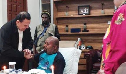 Ketua KPK Firli Bahuri saat mendatangi rumah tersangka korupsi Gubernur Papua Lukas Enembe di Jayapura. (Ist)