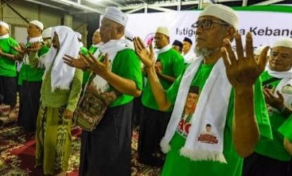 Warga NU Yogyakarta yang tergabung dalam Relawan Santrine Abah Ganjar menggelar doa bersama di Ponpes Ibnu Hadi, Sleman, Yogyakarta. (Ist)