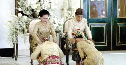 Kaesang Pangarep dan Erina Gudono saat melakukan sungkem dihadapan Ayahanda Jokowi dan Ibunda Erina Jokowi. (Foto : Setpres)