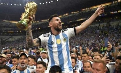 Kapten Timnas Argentina Lionel Messi dan trophy Piala Dunia 2022. (Ist)