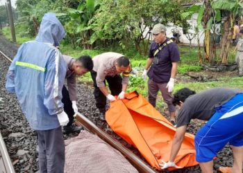 Jenazah anak 12 tahun yang  meninggal karena disambar KRL