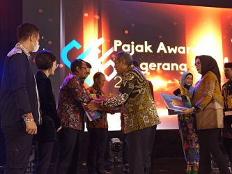Penghargaan Pajak Award diberikan secara langsung oleh Wali Kota Tangerang Selatan, Benyamin Davnie. (tangselpos.id/rmn)