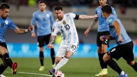 Bintang Argentina Lionel Messi beraksi menggocek bola. (Ist)